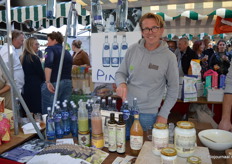 Tim Spek namens Noble House, met onder meer de nieuwe 500 milliliter-flessen van Pineo. "Deze fles is gemaakt van extra dik herbruikbaar glas."